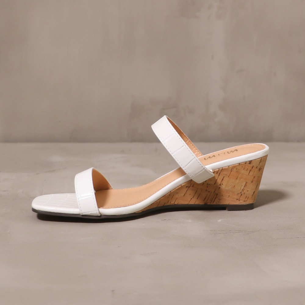 NWT WHITE SMALL WEDGE - Picture 2 of 3